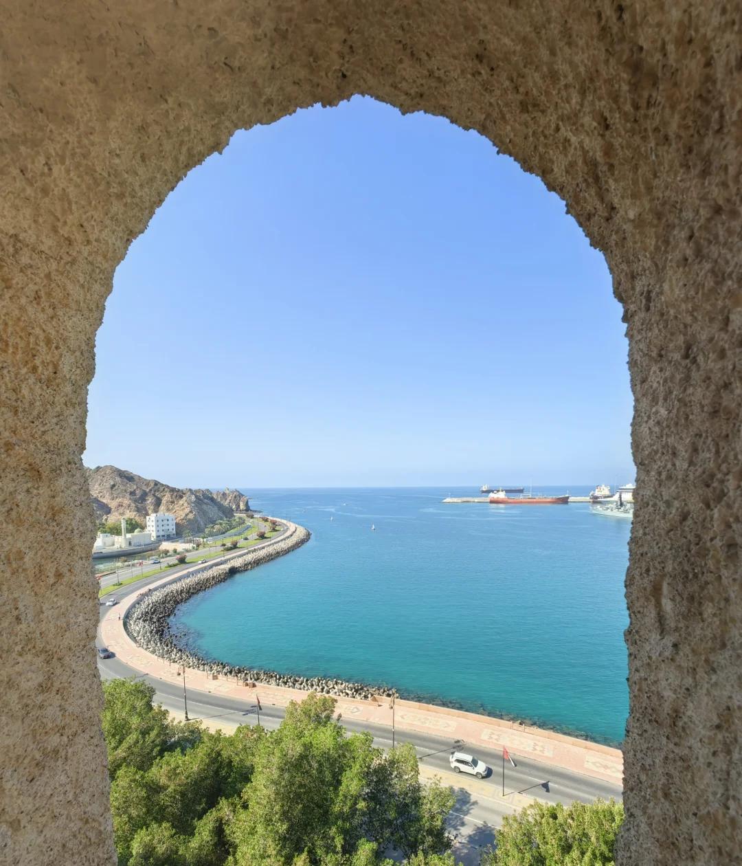 霍尔木兹海峡牢牢掌控在伊朗革命卫队手中。

那些说海峡成了一片空海，伊朗封锁霍尔