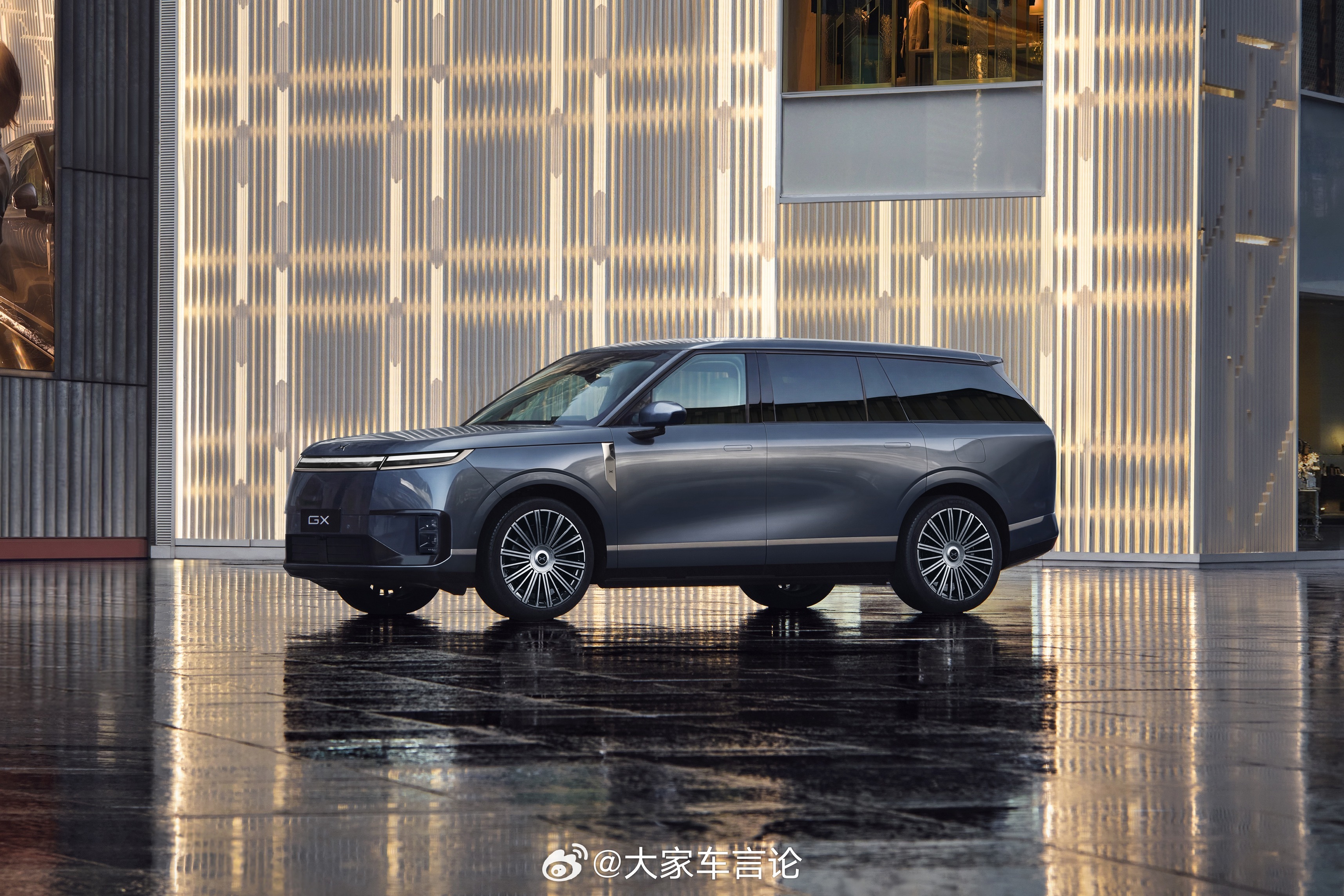 小鹏GX官图亮相，同时公布的还有外观色「峡湾灰」。这台小鹏科技的集大成之作，你期