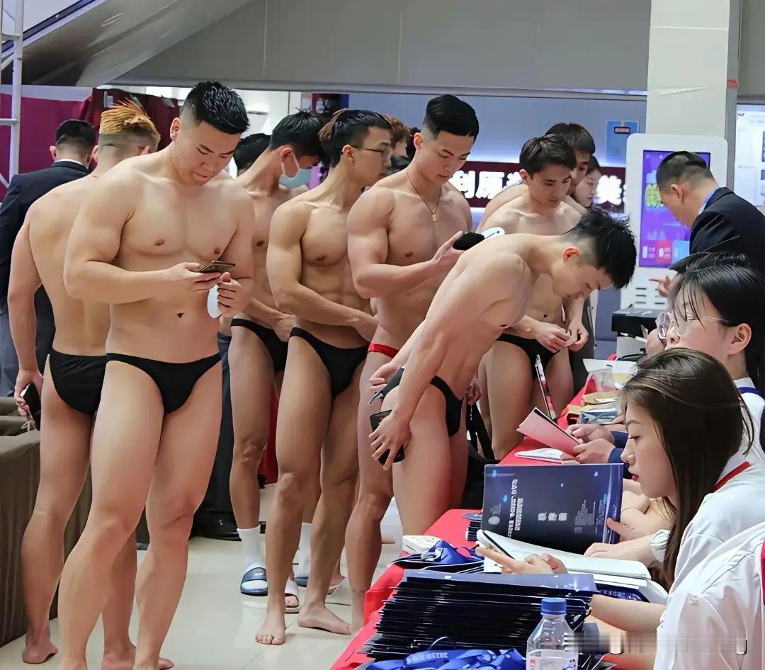 真的很佩服这些敢穿着内裤走秀的男模特，这必须得有多高的定力啊？众目睽睽之下只穿个