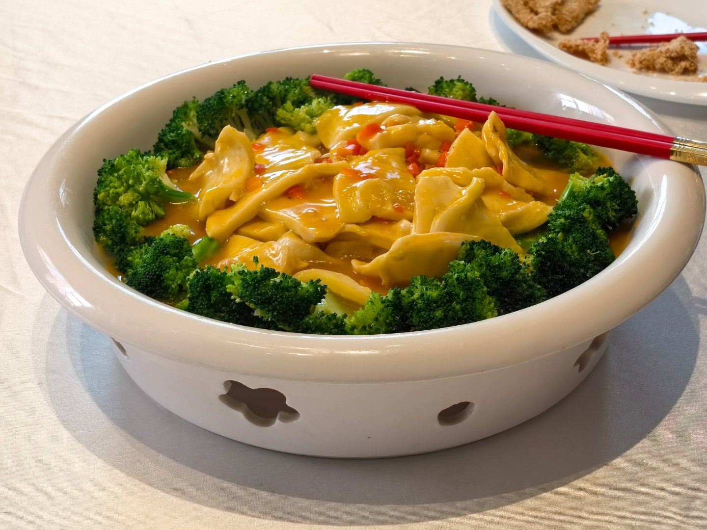 【巴陵全鱼宴： 品味岳阳的水乡风情 】 入湘随俗吃湘喝辣  岳阳，这座古称“巴陵