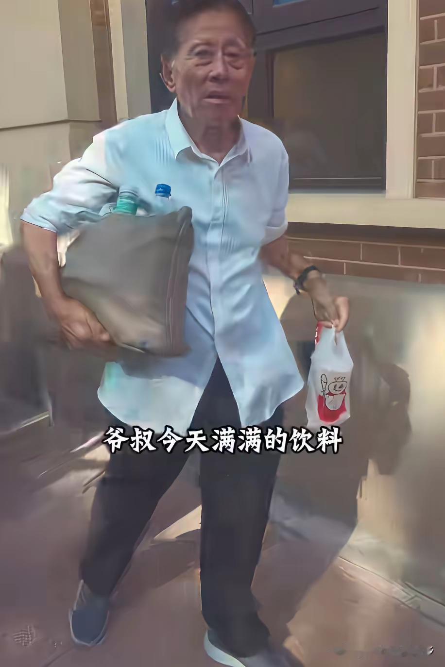 那老头的一家人都是脑子有病的，正常的家人谁会愿意自家人被别人围观，拍摄，来拍摄其