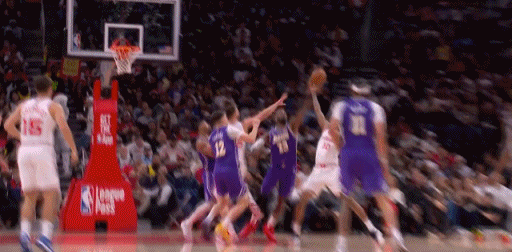 41岁詹姆斯超远滑翔战斧暴扣？

刚刚接斯玛特那个单臂劈扣已经非常极限了，这一抬