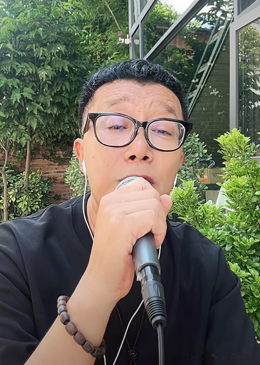 8090熟知的歌手庞龙，也老了，人都是会老的，但作品不会，这就是艺术的魅力。80