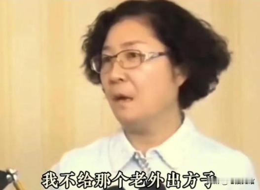 中医教授韩学杰明确表示不接受外籍学生，不向他们传授秘方。这引起了公众的争议，有人