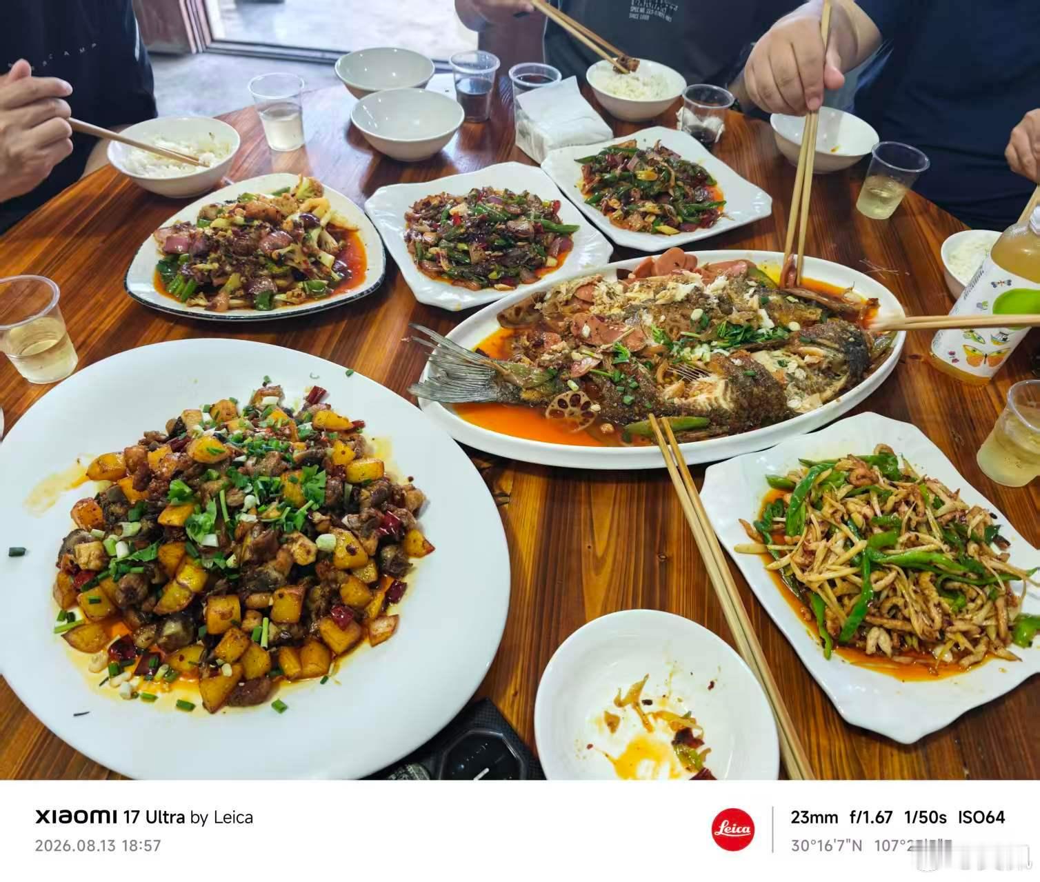 一回重庆就完全不想减肥的事，右下角那盘最好吃，谁知道是什么菜？ 