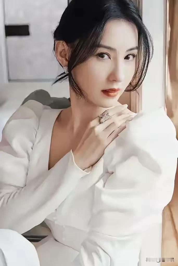 张柏芝的混血一点也不违和。
有的人混血，一看就能看出来是不同的拼凑。
张柏芝却混