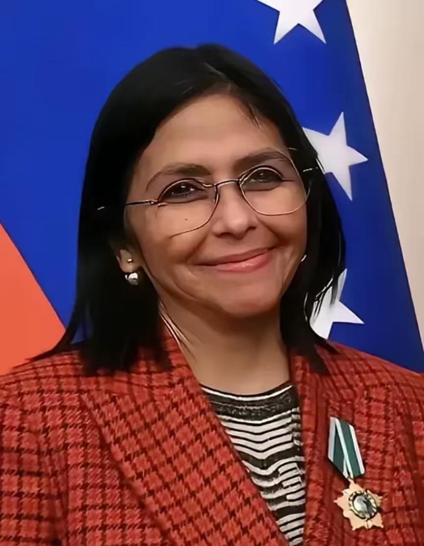 有人说真不能怪委内瑞拉代总统怂了，主要是马杜罗都被绑架了，她一个妇道人家，还能怎