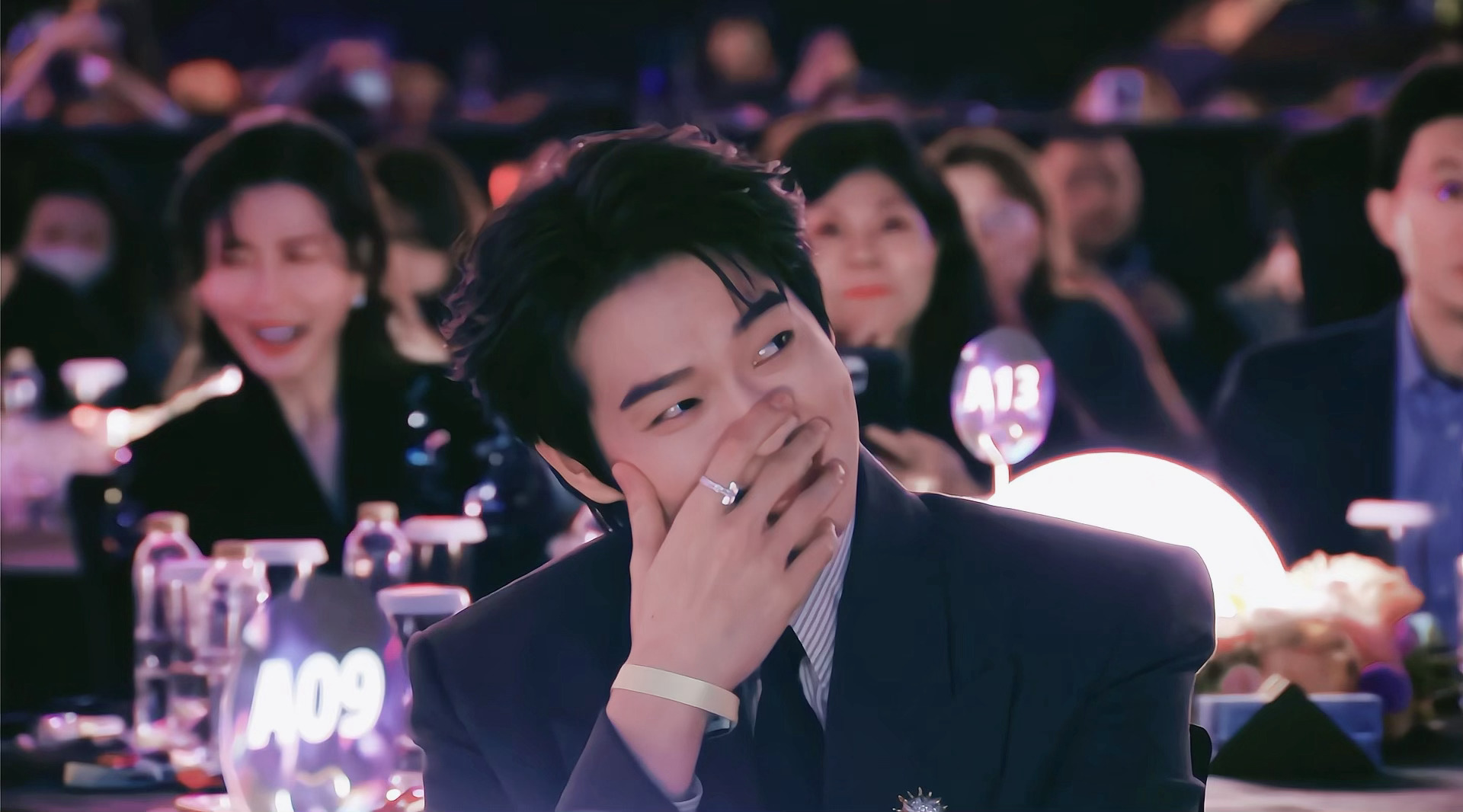 谁懂魏大勋捂嘴笑这一秒！！！好久不见的凯红，时空扭转就这么苏萌之神降临尖叫之夜内