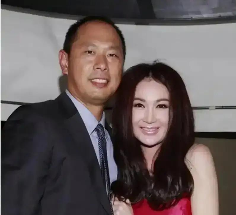 不能生，他仍娶她
 
2006年体检报告出来那天，温碧霞把离婚协议推到丈夫面前。