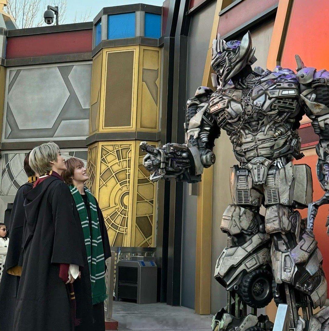 整个北京都在偶遇威神V 论爱豆与游乐园的适配度有多高？威神V用行动证明：过山车可