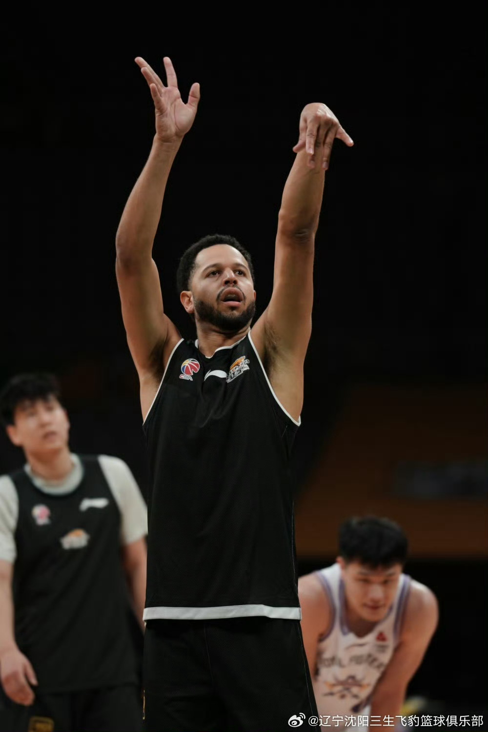 辽宁男篮与北控男篮进行热身赛，新援哈维登场。从图中也能看到，他们邀请了持有赛季套