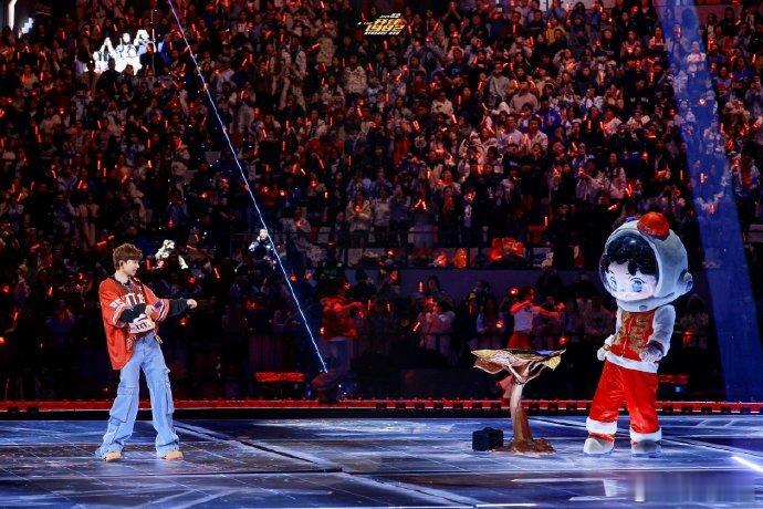 张杰演唱会上教粉丝跳舞张杰演唱会甜度拉满！现场教粉丝跳舞超有耐心，温柔鼓励超暖心