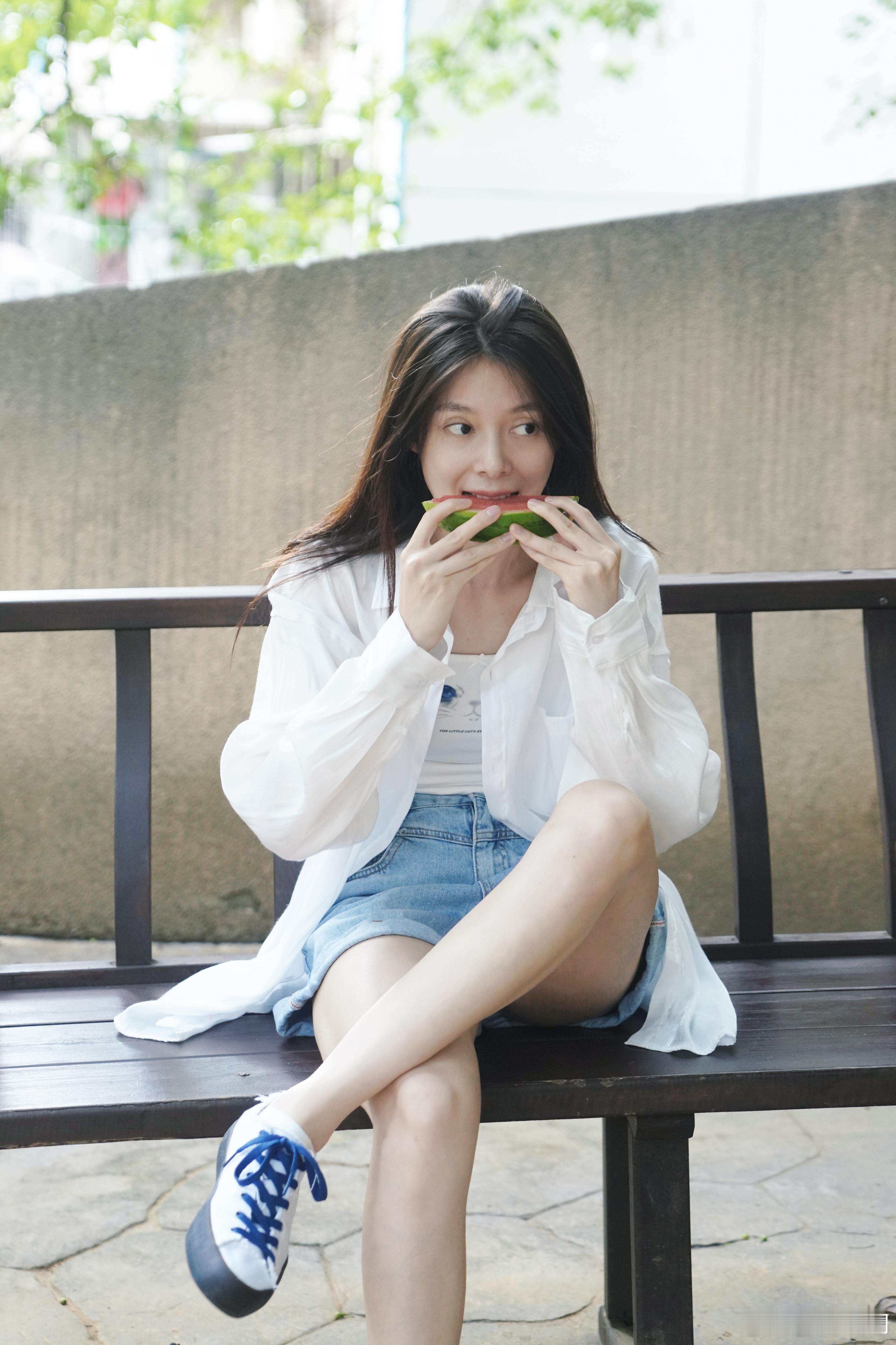 #傅菁发吃瓜图##傅菁清爽少年感# 傅菁就像夏日的海浪，充满了活力与激情。她的吃