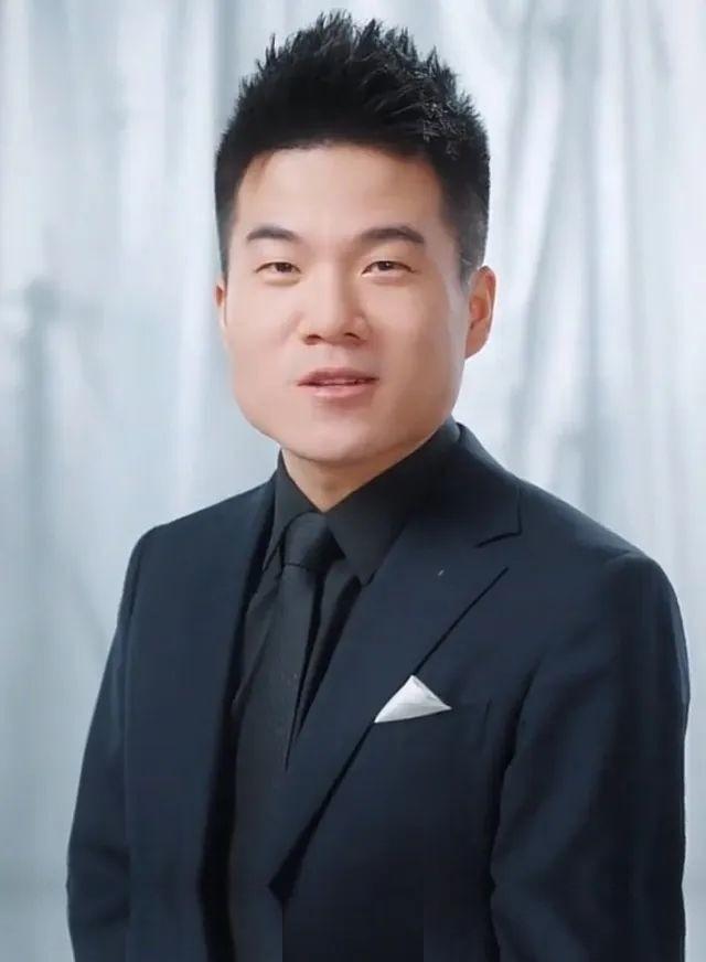 9月22日，董宇辉现身山西长治长子崇庆寺录制文旅节目。一名身穿红马甲的男子伸手想