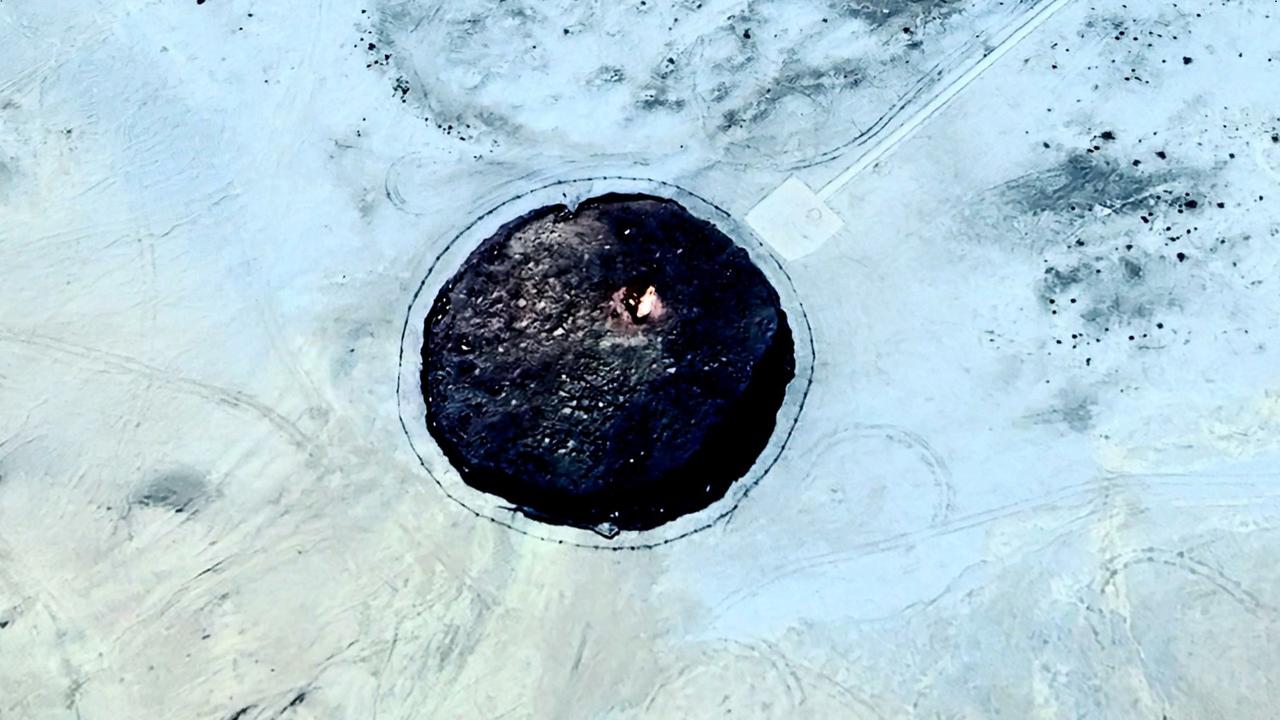 这里是通往地狱的入口，它已经燃烧了整整55年。
 
位于土库曼斯坦的荒漠深处，有