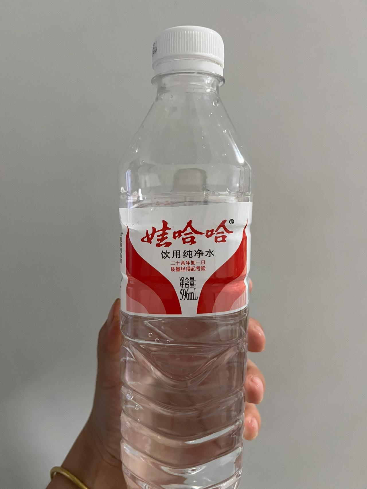终于弄明白了
为什么超市很少看见娃哈哈了。
不是水有问题，也不是要倒闭了，而是两