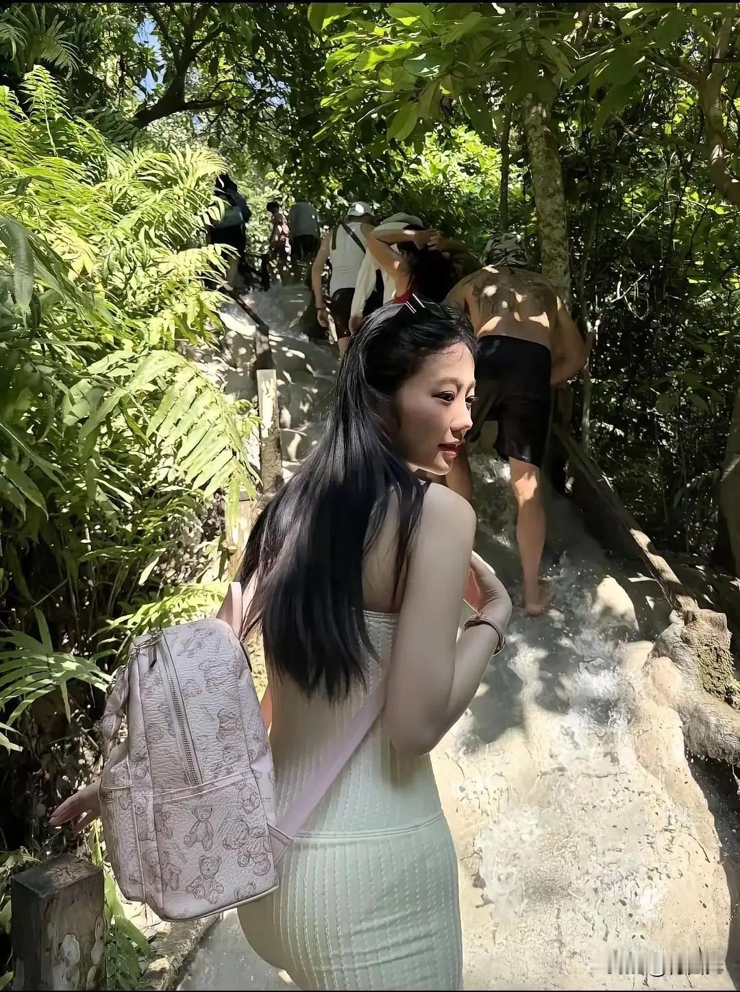 朋友偷拍，最喜欢这样的自己