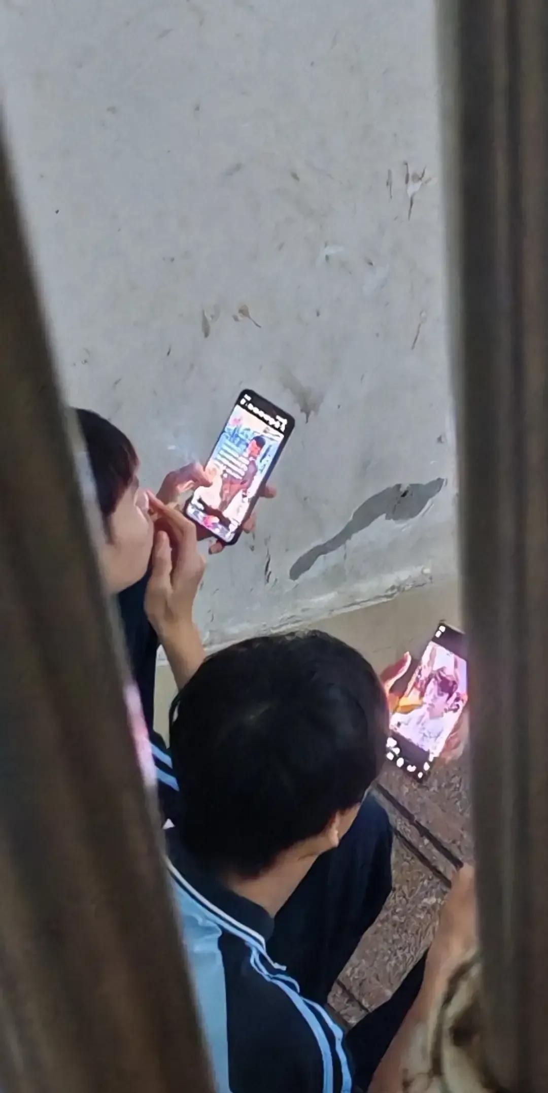 海口初二男生在楼道口叼着烟刷短视频，校服领口被烟熏得发黄。
我盯着那十五秒画面，