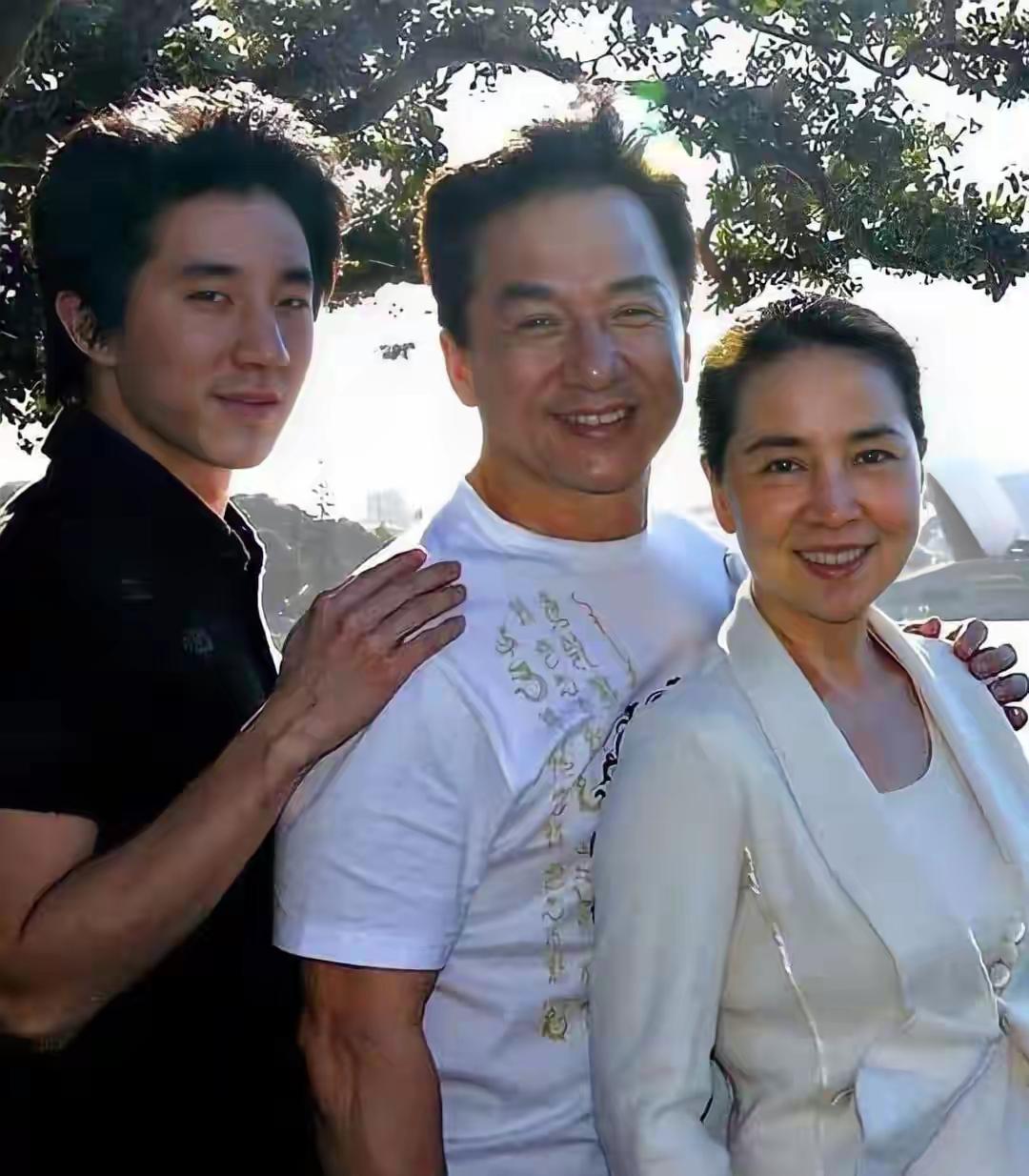 房祖名救了妹妹。成龙失望至极，不得不转头寻找女儿。人老了心不像水泥地那么硬了，即