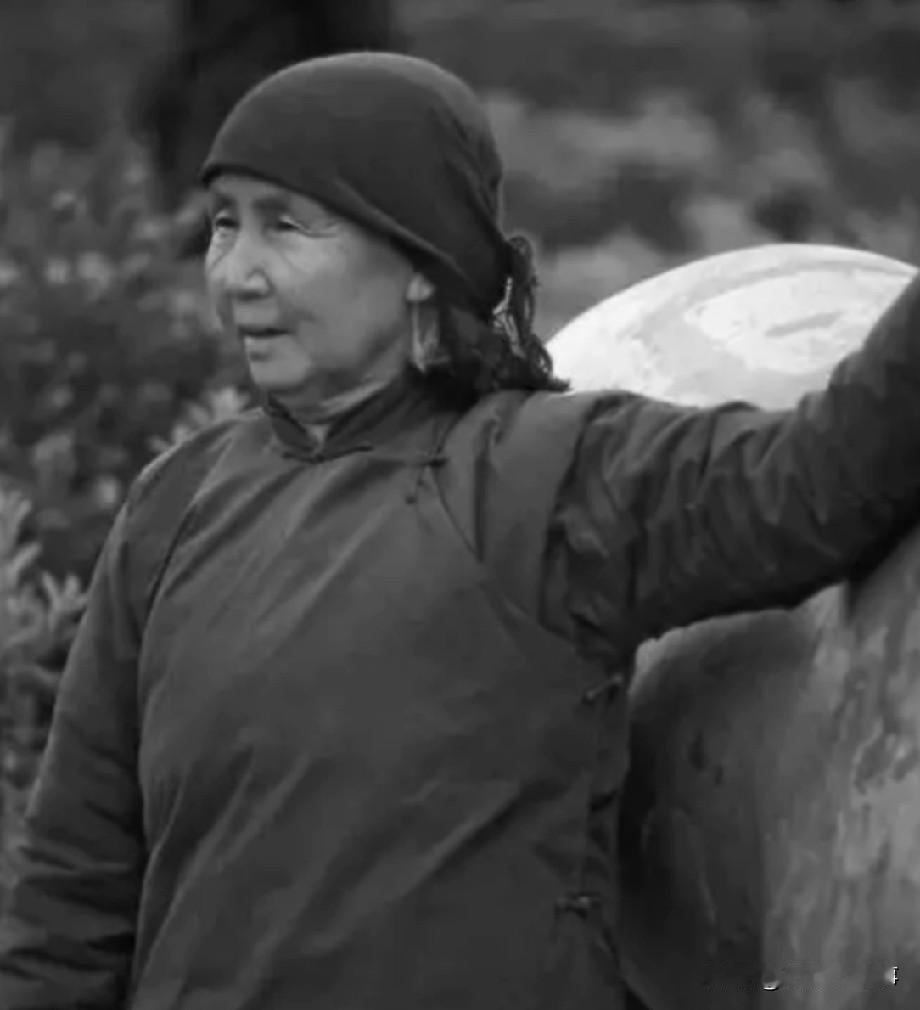 1941年，山东一伪乡长嫁女儿，任大娘被请去帮忙。期间，一个伪军告诉她，马上要放