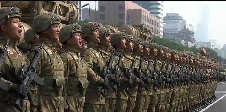 “中美两个大国，几乎在同一个节骨眼上，同时把士兵手里的枪换了。中国掏出的是QBZ