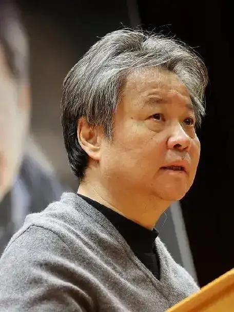 被余华这段话治愈了：
“精神内耗说白了就是，
自己心里的戏太多。
言未出，结局已