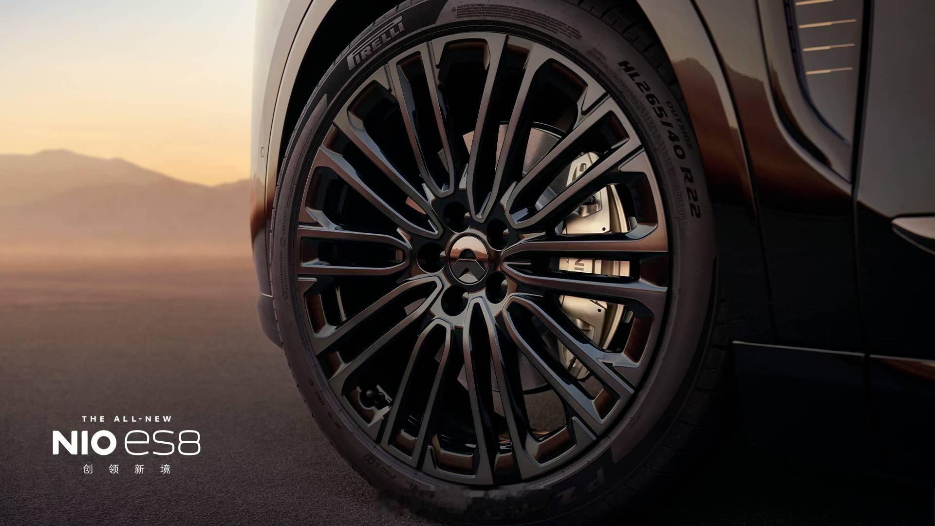 极夜黑外观，玄金工艺打造，玄蕴锋芒，金曜从容。ES8 玄金特别版，乌黑色的外观，