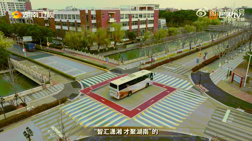芒果综艺来到了筱婷栋哲的母校这波联动直接戳中情怀！芒果综艺研学走进筱婷栋哲的母校