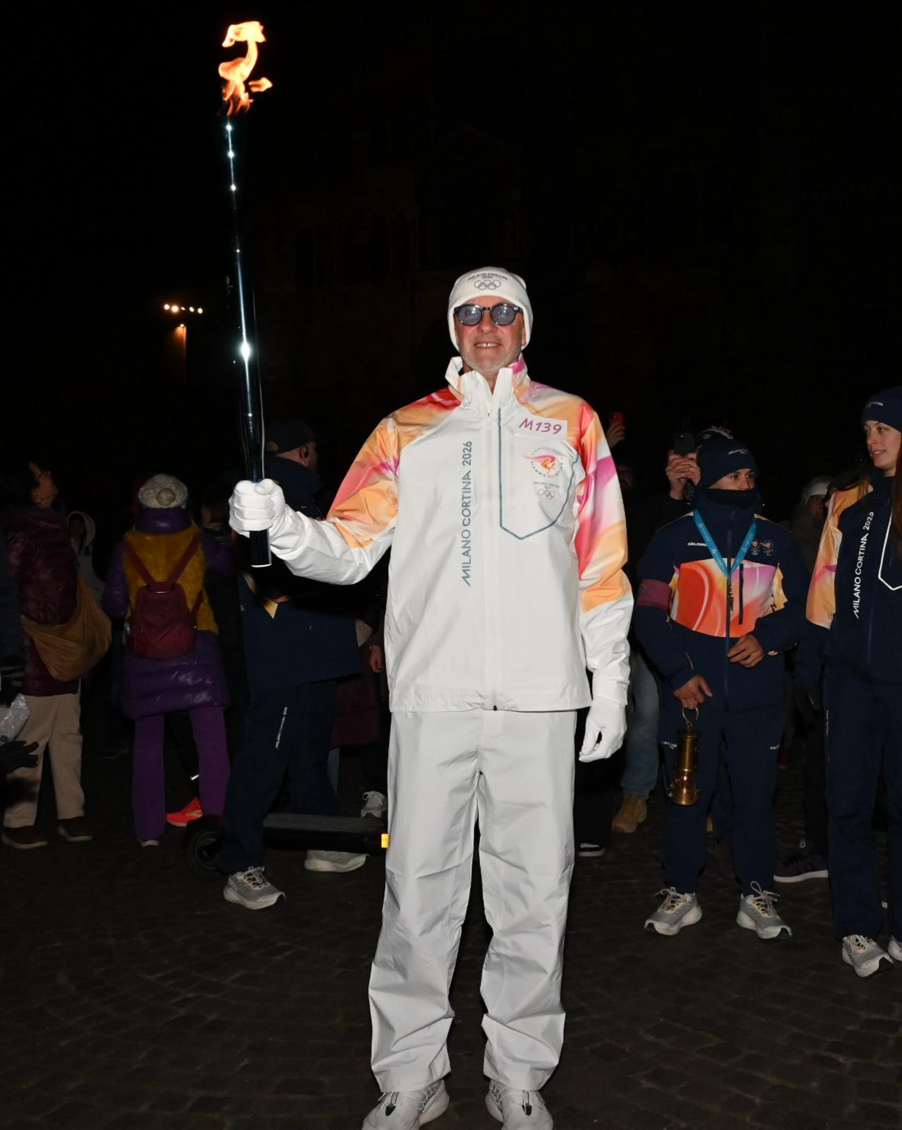 排球世界：“🇮🇹 意大利现役排球明星和名宿传递冬奥会火炬 🔥，在通往202