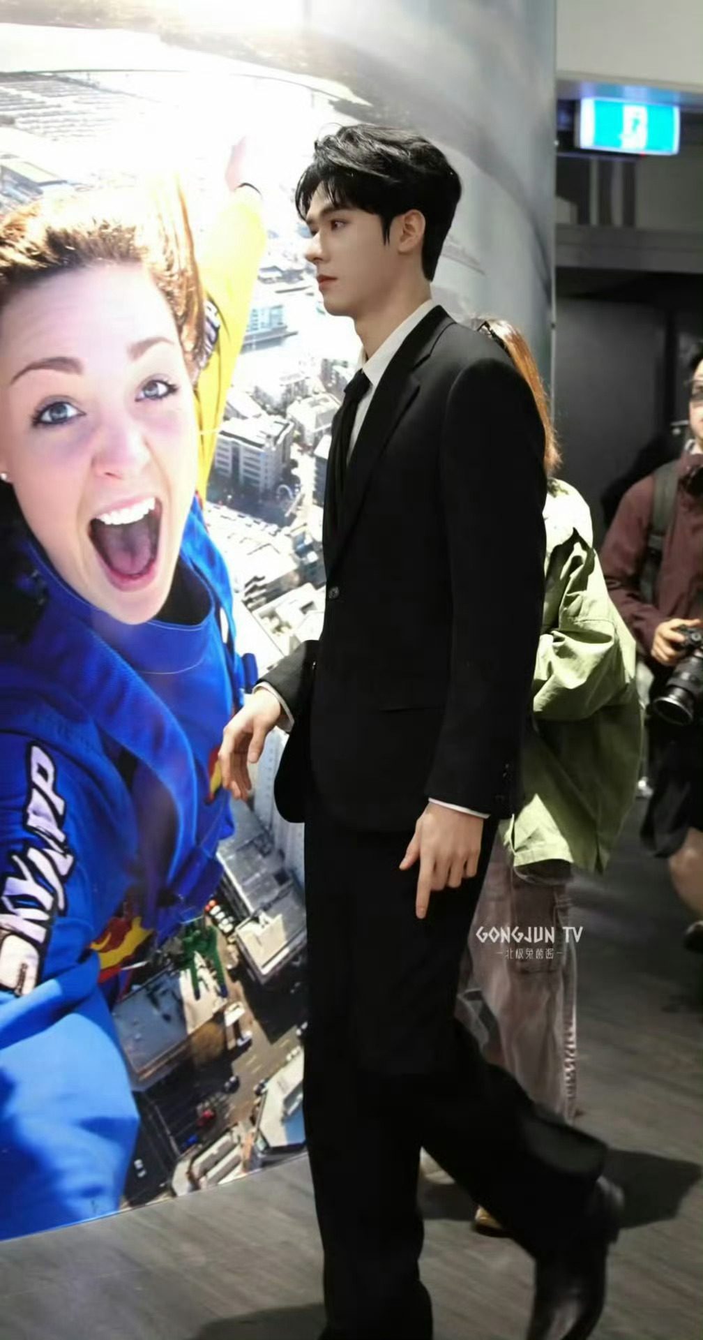 我看到龚俊时就广告牌这样