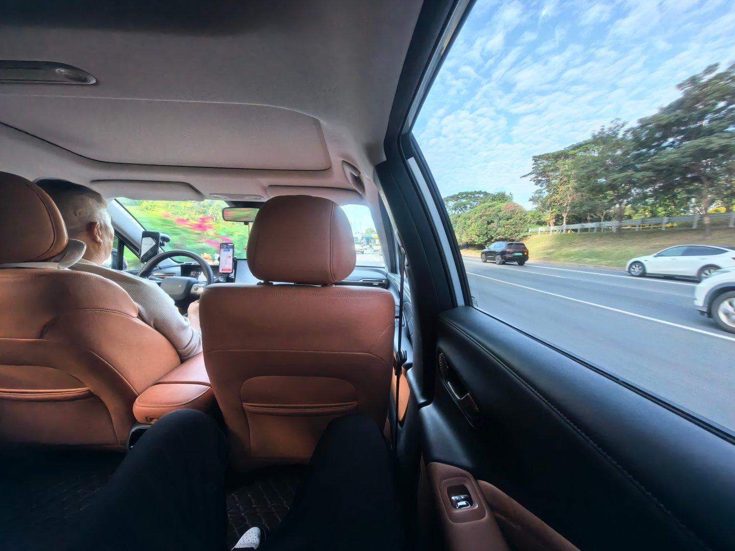 打到了一辆埃安RT，造型设计没得说挺漂亮的，师傅说性能表现也不错。不过，我在第二