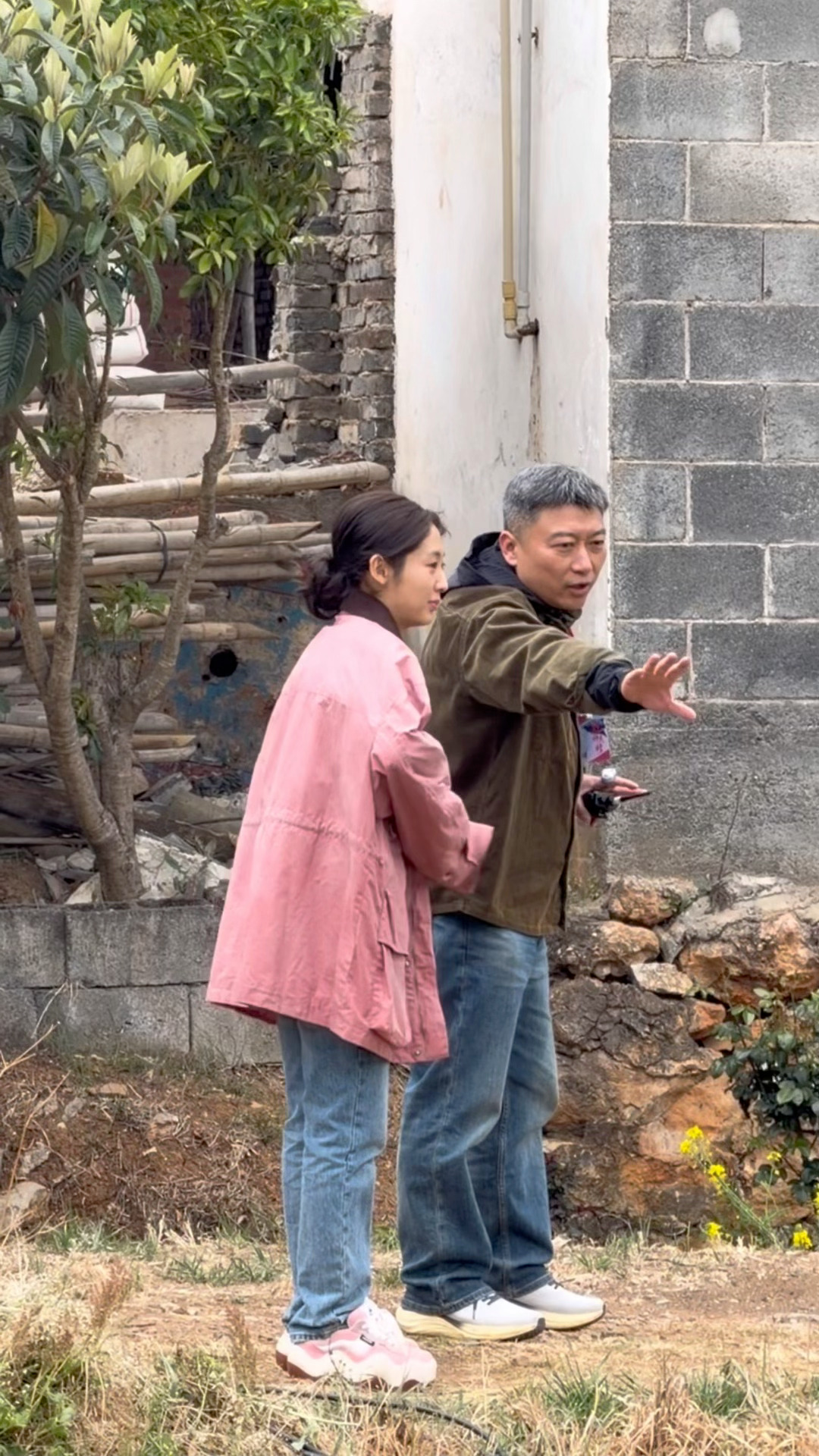 邢菲《我乐个神落村》路透来了，造型好写实啊，衣服一围就开始踢土块，活人感满满的张