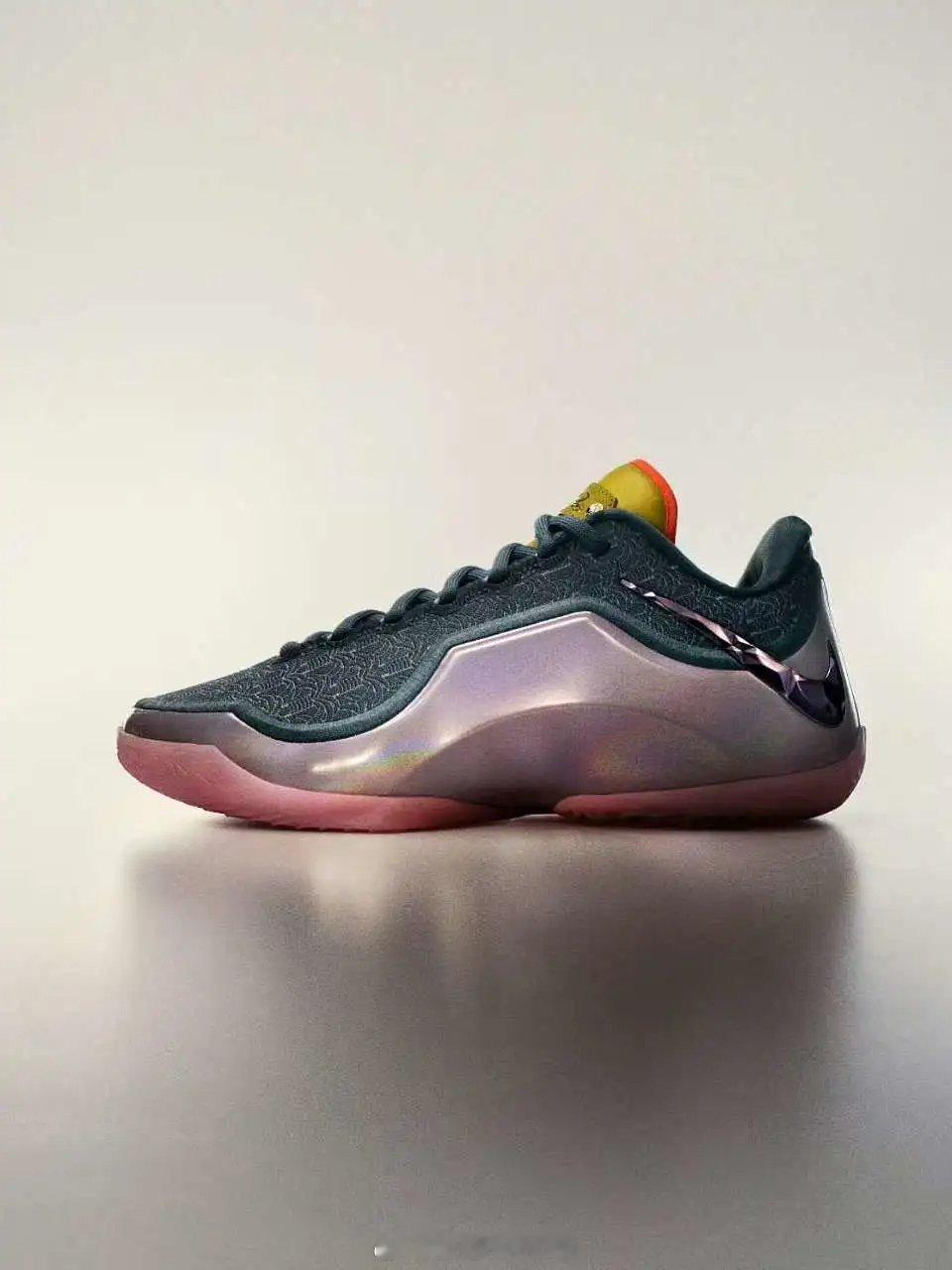 为纪念詹姆斯常规赛生涯总得分突破4万分，耐克打造金色Lebron23“Uncha
