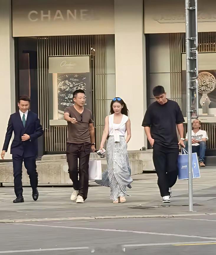45岁汪小菲和老婆马筱梅现身瑞士旅游，他看起来身材壮了好多，胸肌饱满，整个人状态