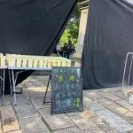肖战连续两天请客剧组夏日的拍摄现场，高温难耐，剧组工作人员在这样恶劣的环境下辛苦
