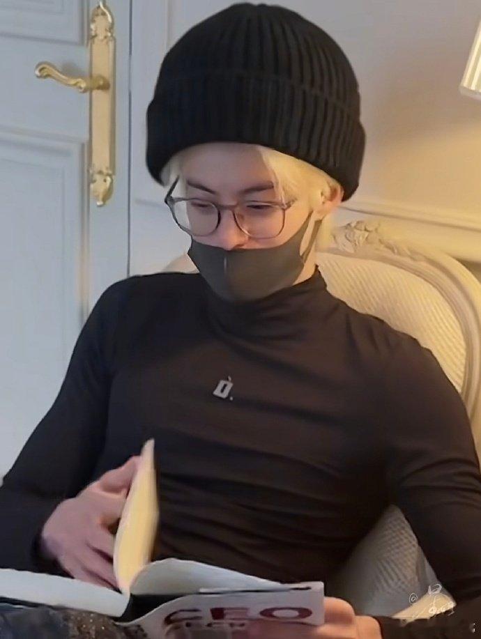 王鹤棣皇帝的帽子妈粉后期上线！怕冻着给安排帽子，结果镜子不配合，这穿帮我能笑一天