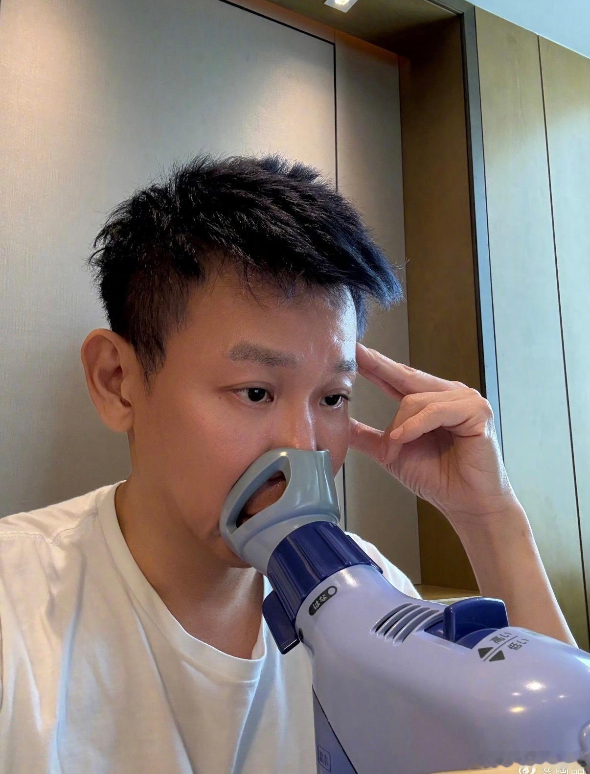 陶喆靠蒸喉咙保护嗓子和大家分享了自己在巡演期间的嗓子保养秘籍，就是靠蒸汽机来保持