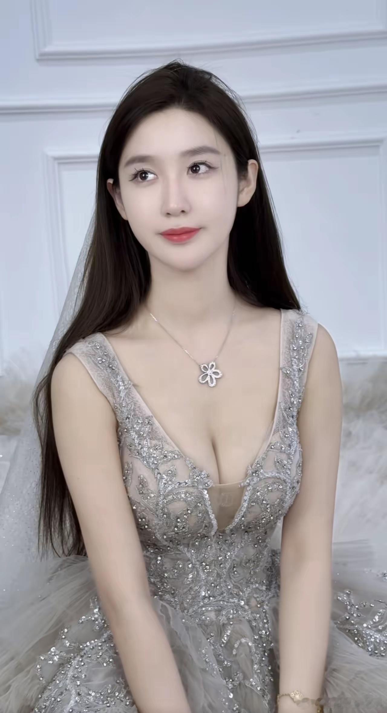 家人们早上好，今天周四，马上又要开盘啦！在线的都来互动打卡养金粉啦！后面我会建金