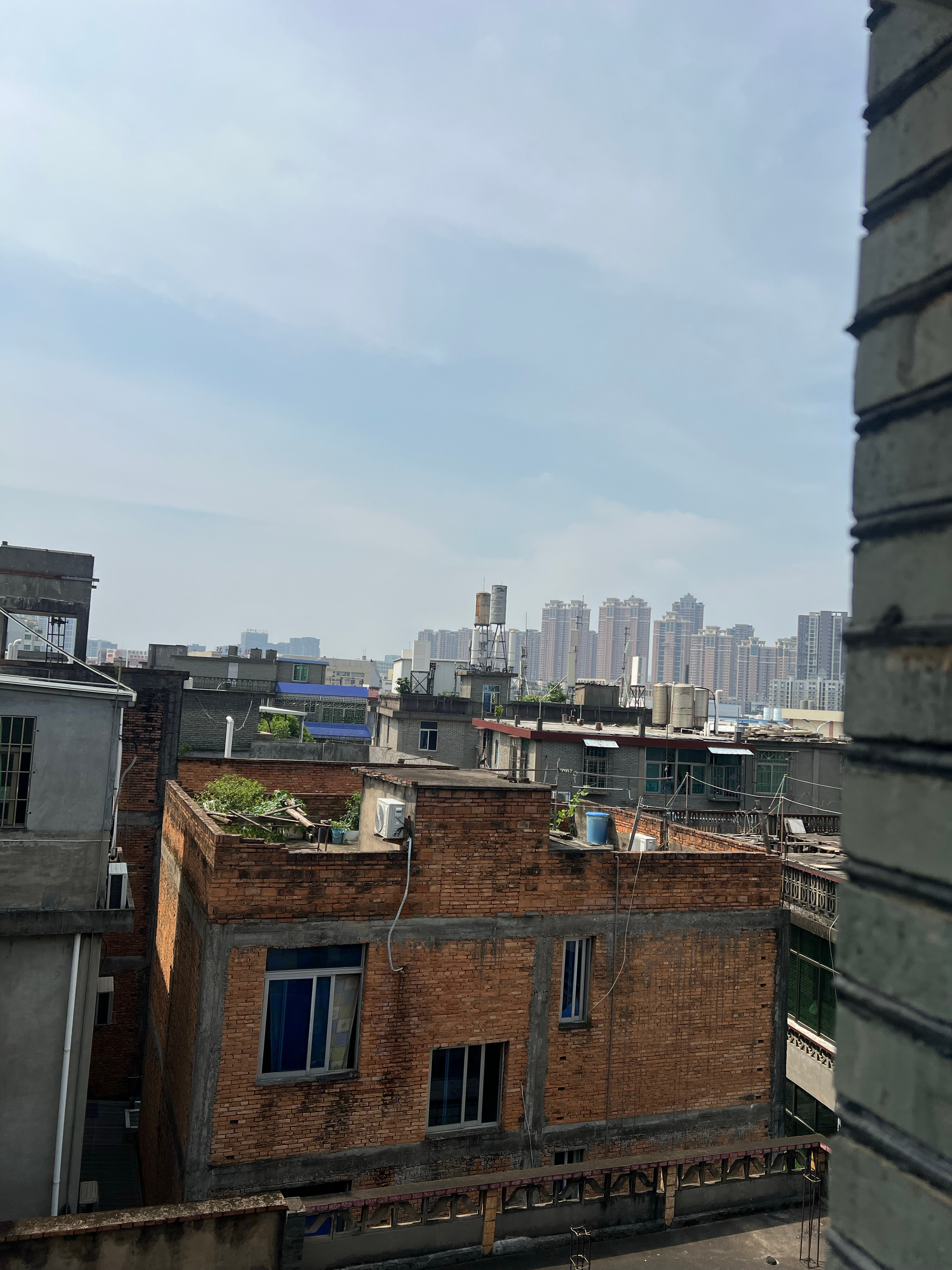 交错电线、楼顶绿植、斑驳砖墙，是城中村独有的生活浪漫，繁华很远，烟火很近！ 