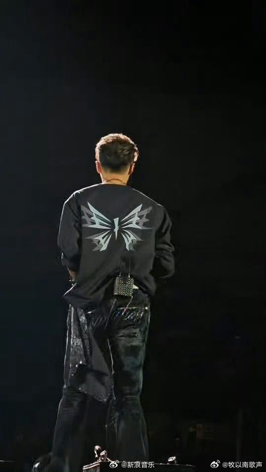 追星人20年后的样子具象化了 谢霆锋演唱会，姐姐们包设备荧光棒，闺蜜团追星，这才