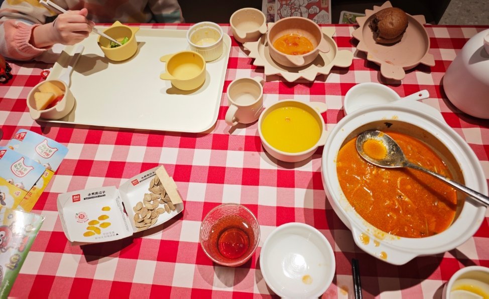 中午吃的西贝的菜单，给孩子点的餐是主要，大人就是过来陪吃的，哈哈哈，这个汉堡包肯