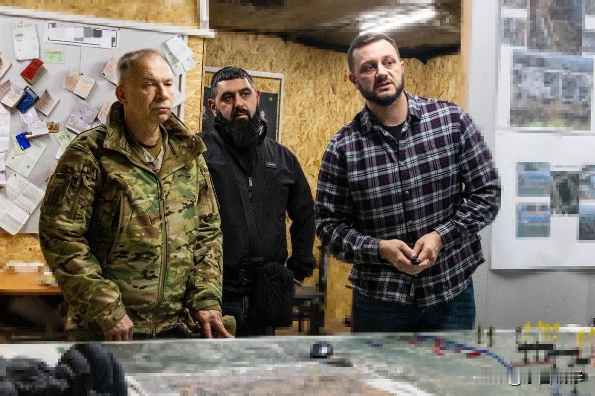 希尔斯基再次到库皮扬斯克前线
12月2日，乌克兰军队总司令希尔斯基到库皮扬斯克前