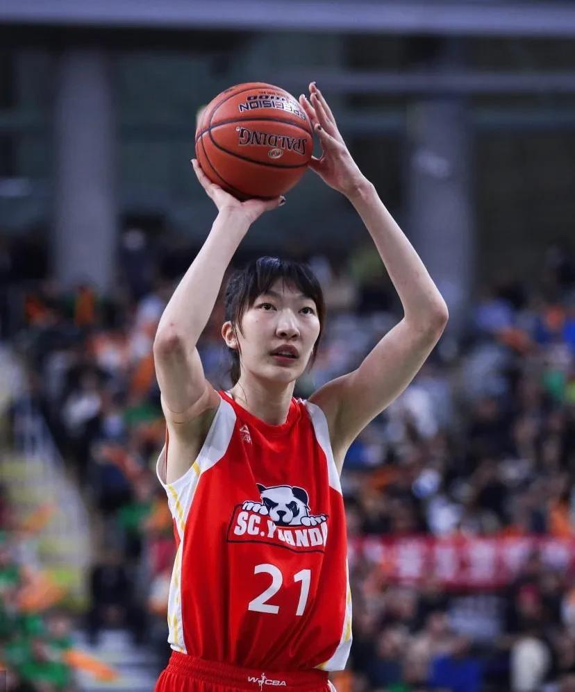 那天晚上，可谓是中国篮球界的“大地震”时刻，一个又一个的消息如同火箭般冲来，让许