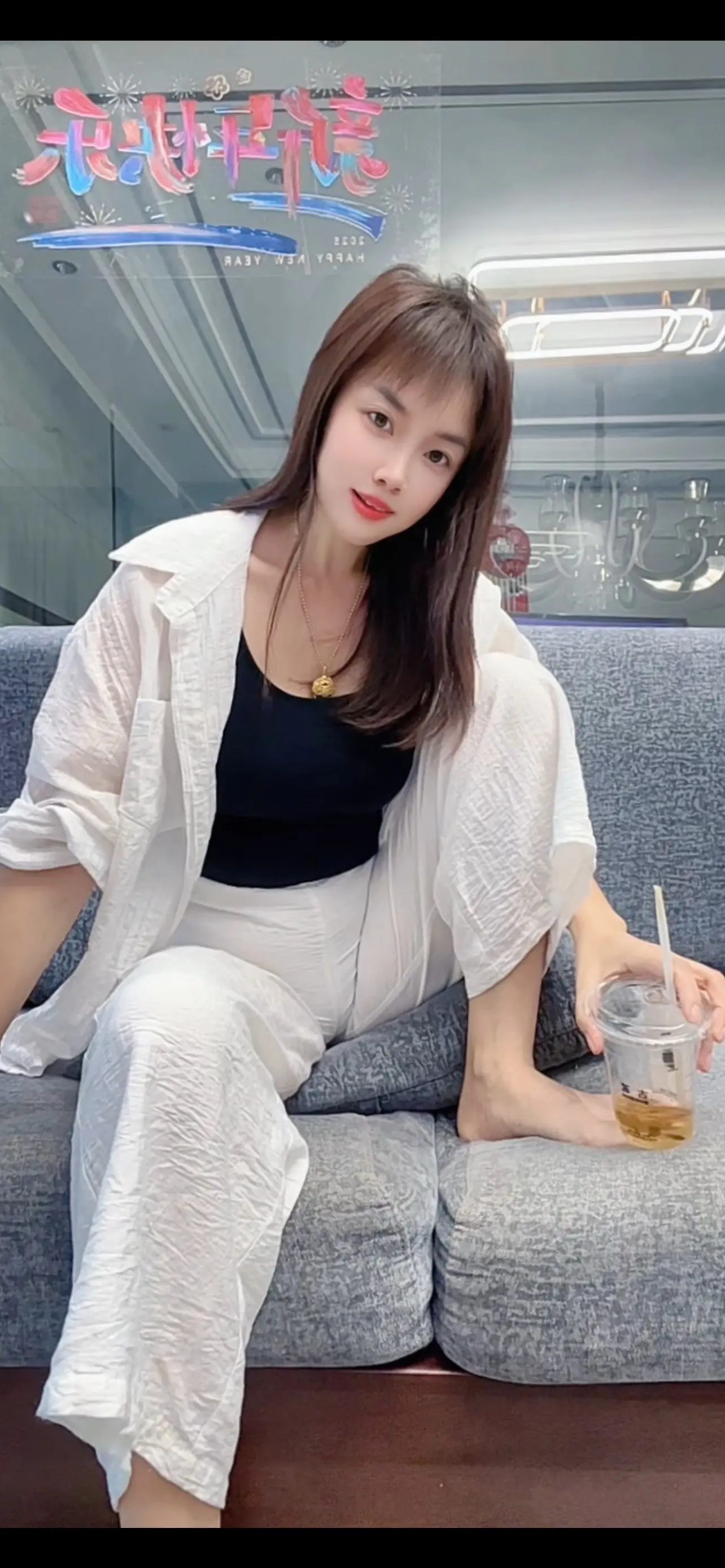 长得漂亮的女人，不怕男人花心。有实力的男人，也不怕女人现实。见过世面的...