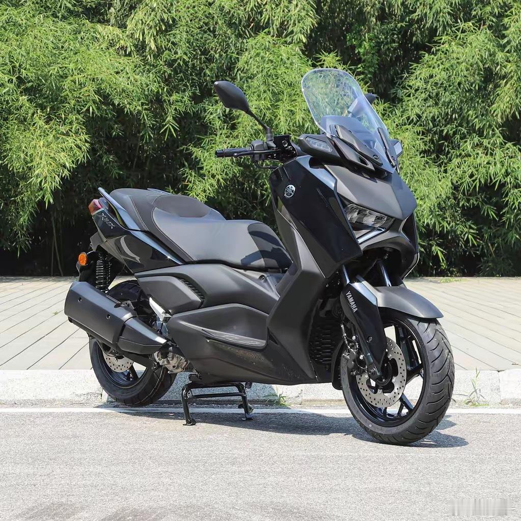 本来就挺想买个踏板代步，这次来泰国，更种草了！回去想买个XMAX 300，有木有