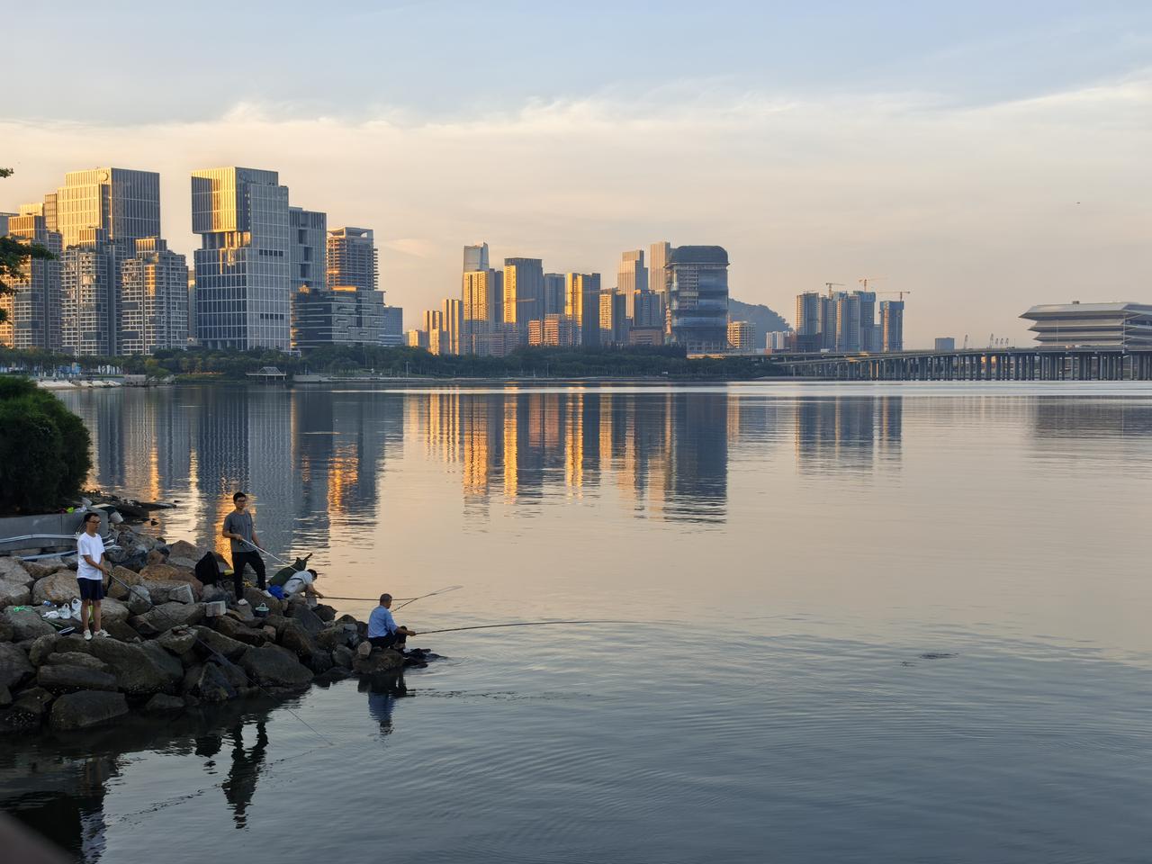 发现没？大事件！深圳外贸货物进出口总额已经位居我国省份第三名啦！两年前超过上海市