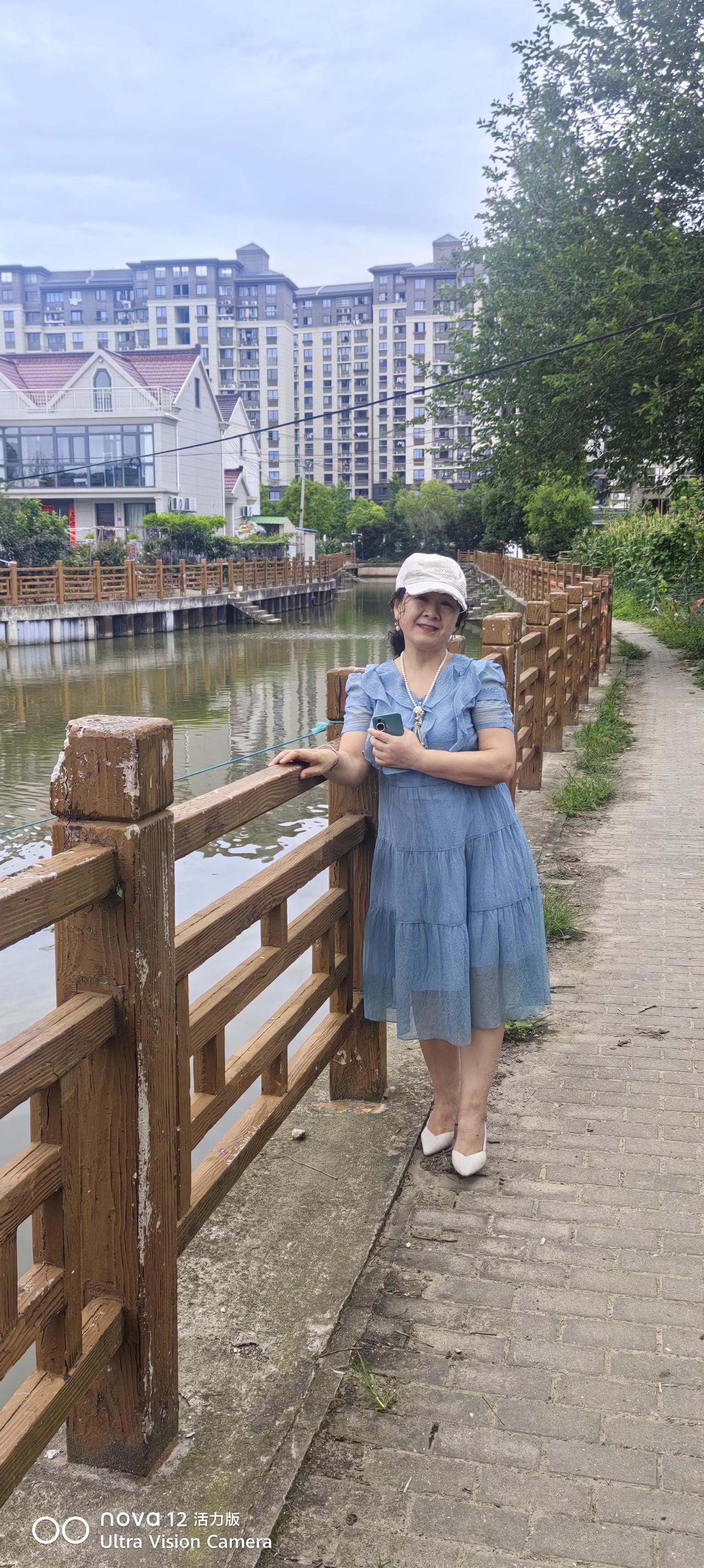 闵行郊区
早上9点女儿拿上吃的，叫了网约车到楼下接去上班了，我们到小区外面走一走