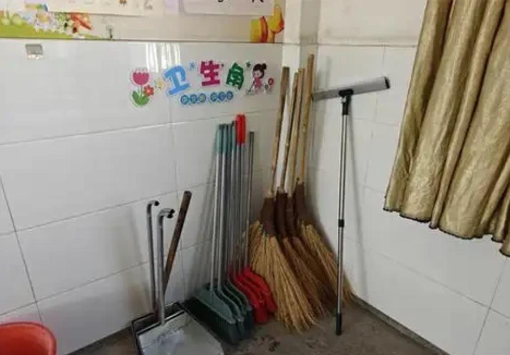 一中学班主任因扫把损坏，与女学生发生争执，被学生顶撞后，他情绪失控，当众推搡了学