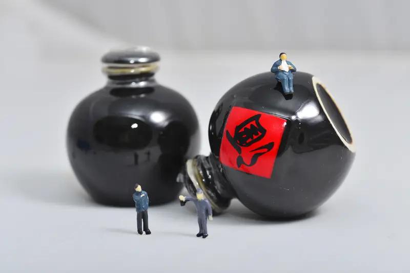 借酒借钱借交情。