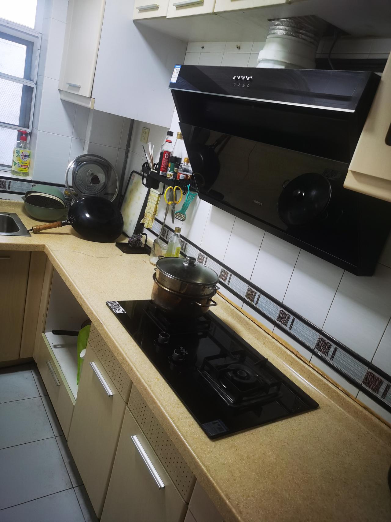 我有一个很大的缺点，我的老婆却温柔的接受。

昨天，老婆来到广州，走进我租的房子